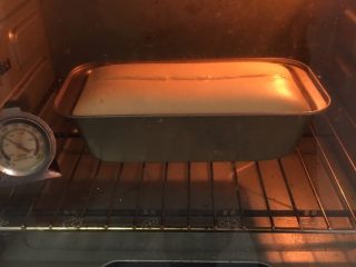 18、玉枕蛋糕+花生味,烤至10分钟左右,用锋利的刀划一刀。