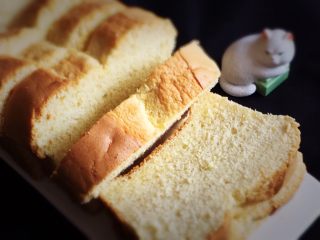 21、玉枕蛋糕+花生味,将蛋糕切成片,就可以品尝了,这种模具出来的蛋糕比戚风蛋糕的模具好吃,同样的做法味道就是不一样。