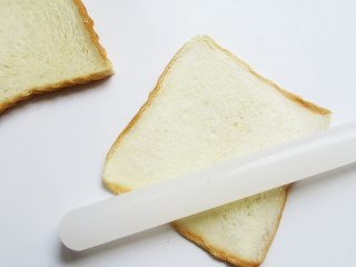 2、国画风趣味餐,用擀面杖将吐司擀成薄片