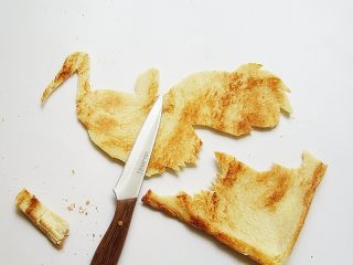 4、国画风趣味餐,将吐司剪成两只鹤在一起的画面剪影