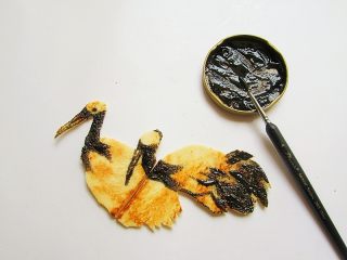 5、国画风趣味餐,将吐司剪成两只鹤在一起的画面剪影