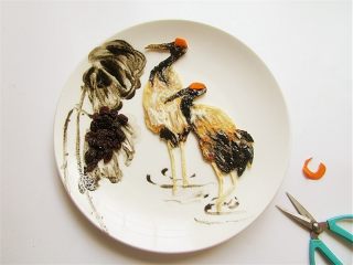 8、国画风趣味餐,荷叶黑色部分用葡萄干摆放，鹤的红掌用胡萝卜或樱桃皮摆上，并画出水的波纹