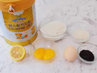 1、鸡蛋小饼干,准备好材料