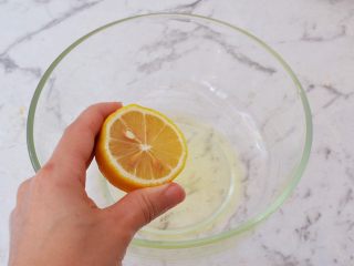2、鸡蛋小饼干,鸡蛋分离蛋清和蛋黄，蛋清中加入柠檬汁