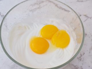 5、鸡蛋小饼干,加入3个蛋黄