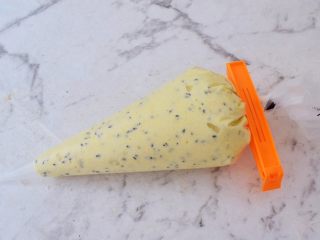 11、鸡蛋小饼干,裱花袋剪一个小口