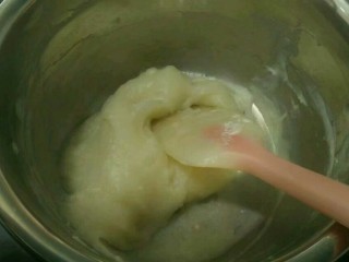 2、淡奶油餐包,小火加热成糊状