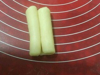 12、淡奶油餐包,卷好的