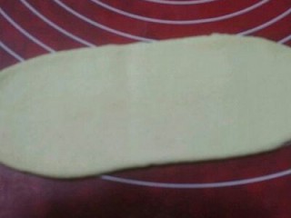 10、淡奶油餐包,取一个面剂，擀长面皮