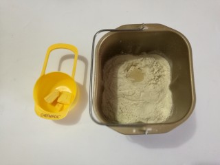 1、土司面包,所有材料除黄油外放入面包桶