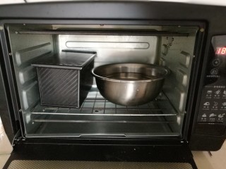 10、土司面包,放入烤箱，放一碗热水，第二次发酵，90分钟