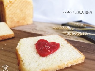 14、土司面包,沾上果酱，好吃极了