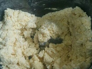 1、奶油奶酪面包,面包配料除黄油外加入面包机，搅拌20分钟