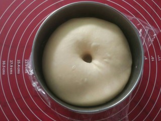 5、奶油奶酪面包,手指沾点面粉在面团上插个小洞，洞口不塌陷不回缩即一发完成