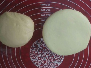 7、奶油奶酪面包,用擀面杖擀成圆形