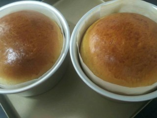 10、奶油奶酪面包,烤好的