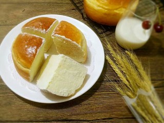 21、奶油奶酪面包,再沾上一层奶粉即可
