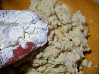 1、咸蛋豆腐球,将玉米淀粉放入搅碎的豆腐泥中搅拌均匀