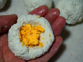 3、咸蛋豆腐球,将豆腐搓成圆球，中间包入咸蛋黄泥，像搓汤圆一样搓成圆球