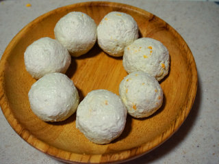 4、咸蛋豆腐球,将搓好的蛋黄豆腐球整齐的放在盘中等待下锅