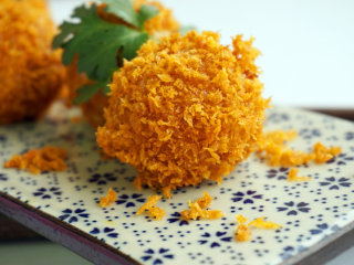 8、咸蛋豆腐球,这样一盘美美的蛋黄豆腐球就做好了，赶紧开吃吧