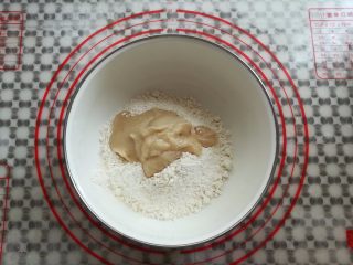 6、玫瑰鲜花饼,另外取一个大碗，放入低粉和猪油