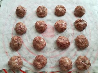 8、玫瑰鲜花饼,玫瑰花酱取出分成16个小圆球