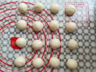 11、玫瑰鲜花饼, 把油皮平均分成16个小面团