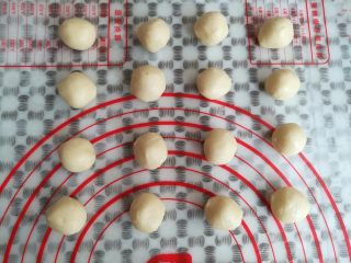 12、玫瑰鲜花饼,把油酥平均分成16个小圆球