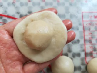 13、玫瑰鲜花饼,取一个油皮按扁放上一个油酥