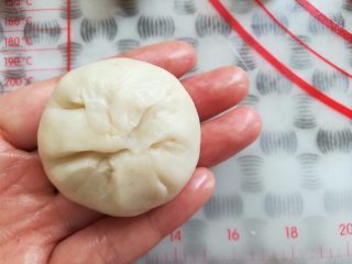 14、玫瑰鲜花饼,像包包子一样把油酥包起来