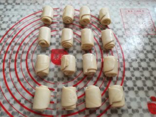 21、玫瑰鲜花饼,所有的面团卷好盖上保鲜膜第三次松弛15分钟