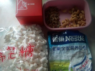 1、草莓雪花酥,准备食材。