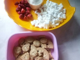 2、草莓雪花酥,称量好食材。