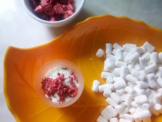 3、草莓雪花酥,冻干草莓切片,将草莓粉放入奶粉中拌匀。