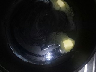 4、草莓雪花酥,将黄油放入不粘锅中小火融化。