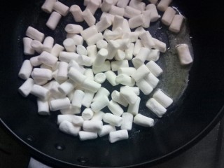 5、草莓雪花酥,放棉花糖小火炒。