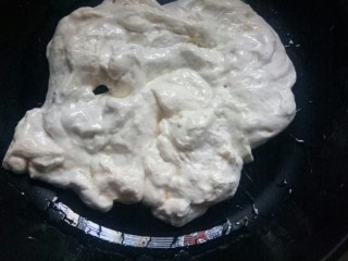 6、草莓雪花酥,小火炒至融化。