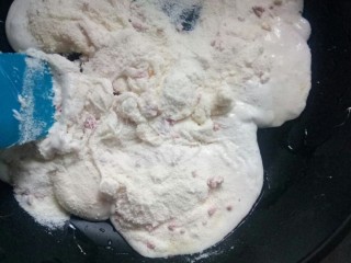 7、草莓雪花酥,放入奶粉,用刮刀拌匀。