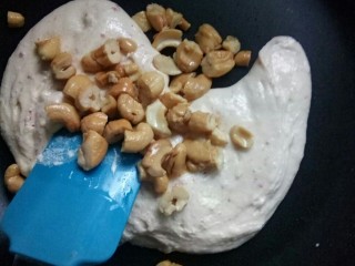 8、草莓雪花酥,关火,倒入腰果。