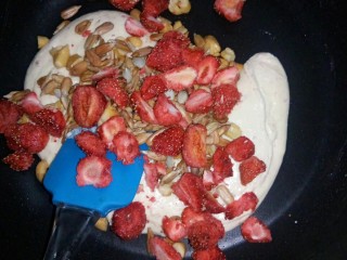 9、草莓雪花酥,放入冻干草莓片和葵花籽。