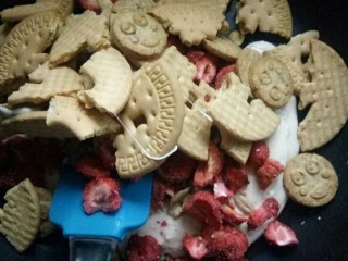 10、草莓雪花酥,倒入酥香饼干。