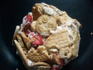 11、草莓雪花酥,拌在一起,起团。