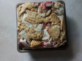 12、草莓雪花酥,放入烤盘中整形。