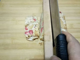 13、草莓雪花酥,用整形条切割雪花酥。