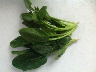 1、菠菜鸡蛋糕,菠菜3棵洗净