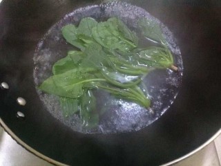 2、菠菜鸡蛋糕,入沸水煮3分钟