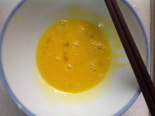 4、菠菜鸡蛋糕,鸡蛋一个打散