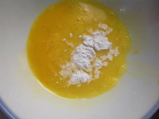 5、菠菜鸡蛋糕,加入10克水和5克生粉