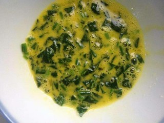 6、菠菜鸡蛋糕,放入菠菜和少量油搅拌均匀